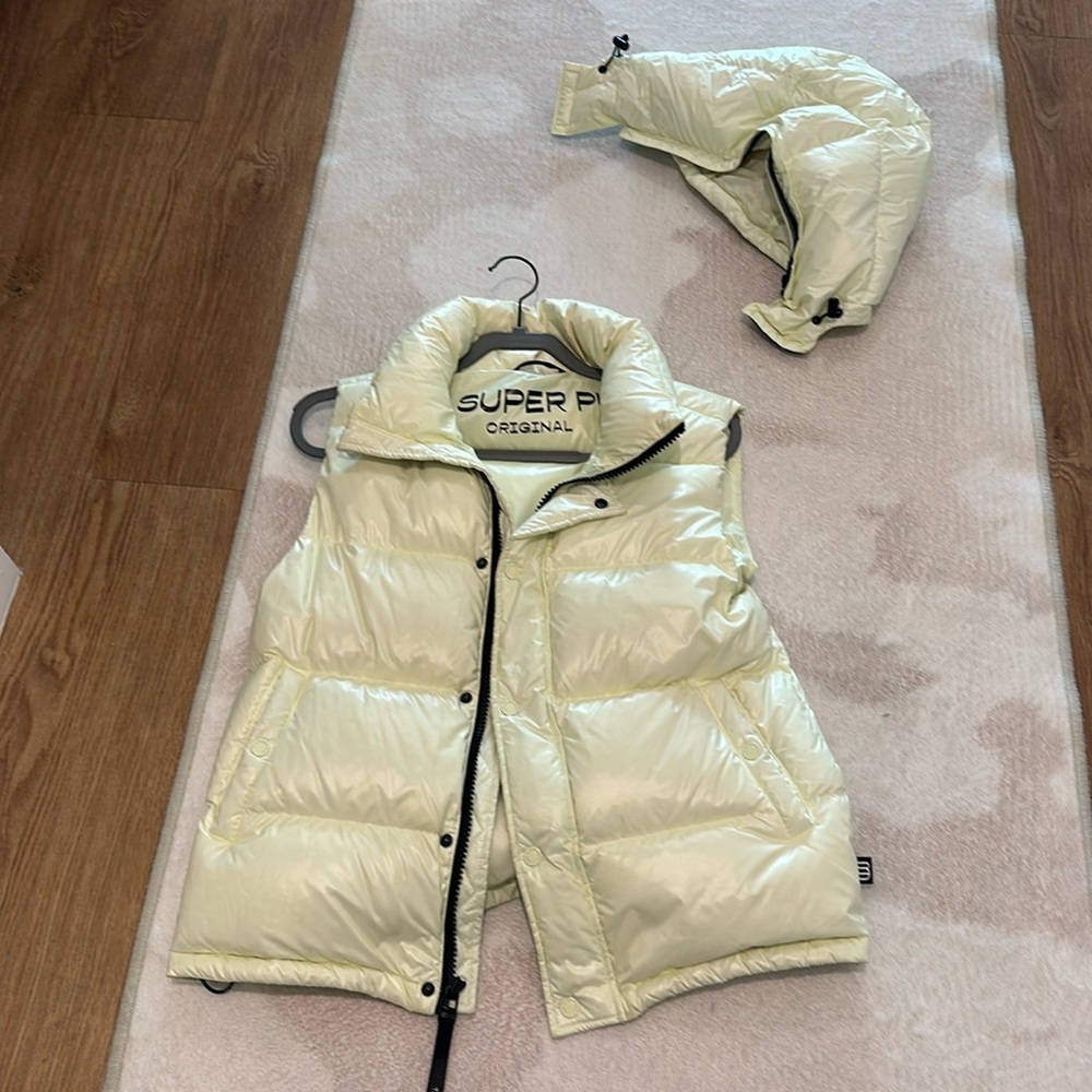 Aritzia Off-White Puffer Vest